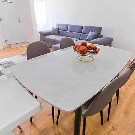 Cinnamon Lakehouse * Cavalcaselle